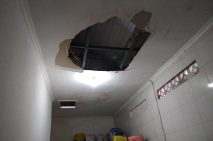plafon rusak akibat kebocoran atap rumah