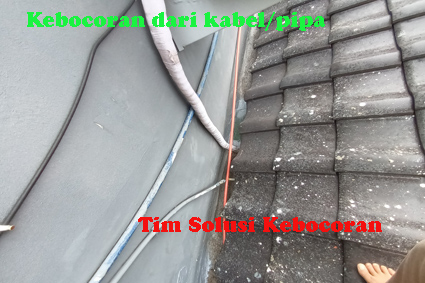 kebocoran atap dari pipa dan kabel kabel
